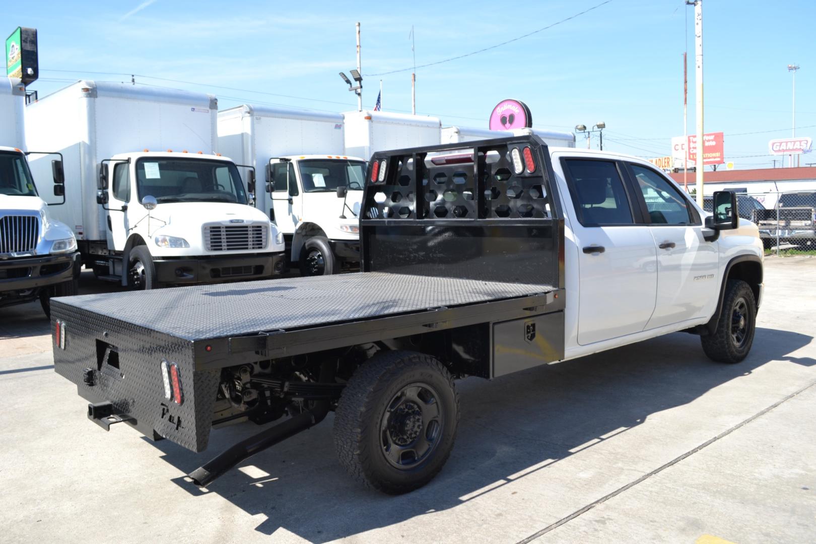 2020 WHITE /BLACK CHEVROLET 2500HD with an V8 6.6L GASOLINE engine, 6SPD AUTOMATIC transmission, located at 9172 North Fwy, Houston, TX, 77037, (713) 910-6868, 29.887470, -95.411903 - Photo#4